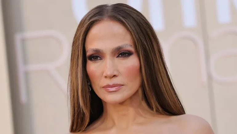 JENNIFER LOPEZ IS LOVING HER POST-DIVORCE LIFE